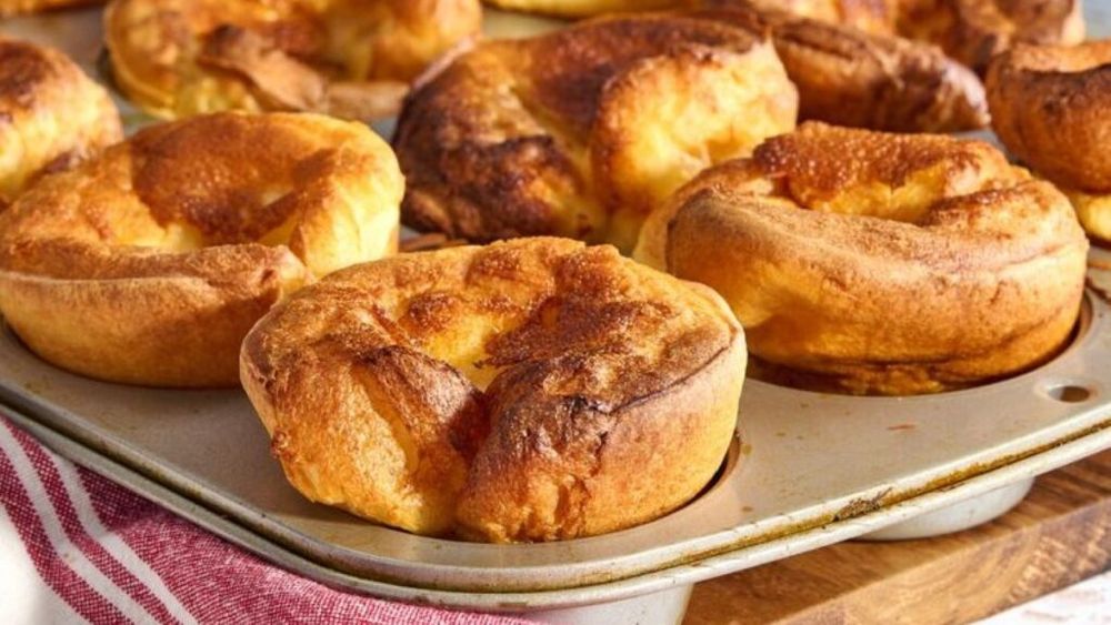 Yorkshire pudding, un preparat emblematic al gastronomiei britanice. Ca o gogoașă foarte înaltă și umflată, rumenă și îmbitoare, dar coaptă în cuptor în forme de brioșe, din compoziție ca cea de clătite