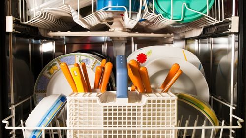Da, există o metodă corectă de a așeza tacâmurile în mașina de spălat vase / Nu este o chestiune de viață și de moarte, dar adevărata regulă de aur este igiena mâinilor, dacă vrei să eviți contaminarea