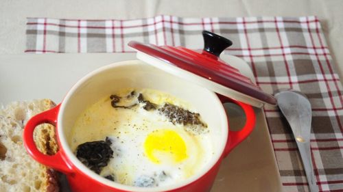 Mic dejun rafinat pentru o zi de duminică: Oeufs cocotte / Adaugă somon afumat și cremă de trufe pentru a transforma această rețetă într-o experiență culinară sofisticată