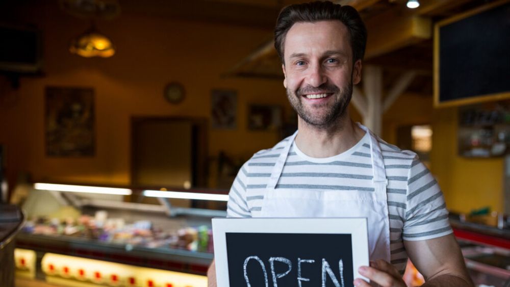 Programul supermarketurilor de 1 Mai 2026 / Unde poți face cumpărături în minivacanță și ce magazine rămân deschise