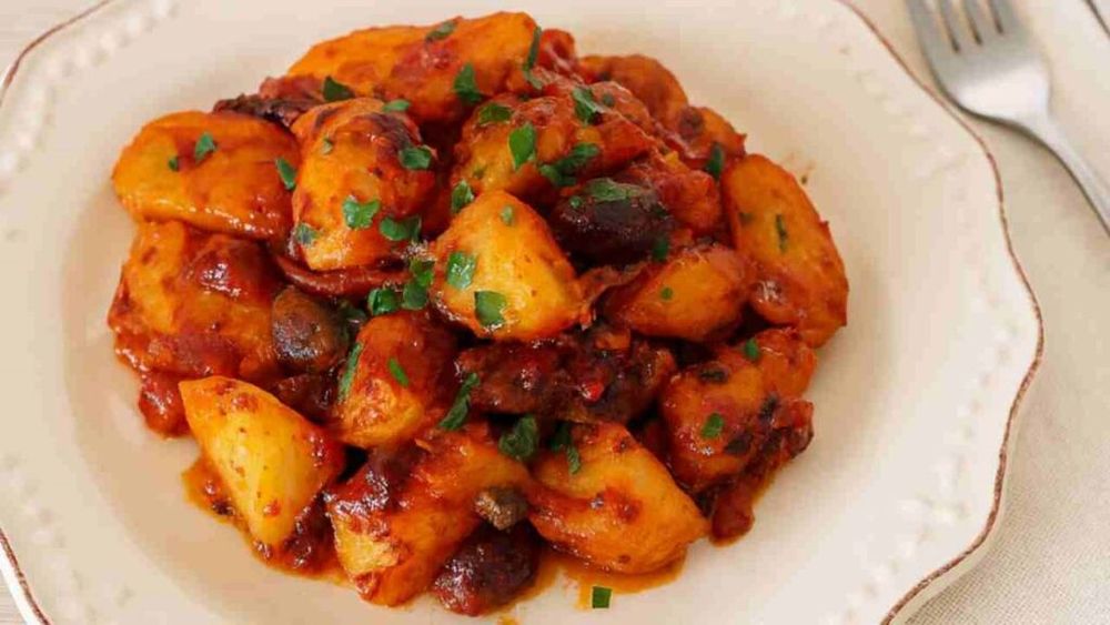 Mâncare de cartofi în stil mediteranean, cu măsline. Aromele verii într-un preparat cald pentru zilele reci. Fie mâncare de post, fie garnitură pe lângă carne sau pește