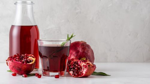 Băutura care ne ajută sănătatea intestinală și metabolică, recomandată de un medic/Sucul de rodie scade riscul de diabet