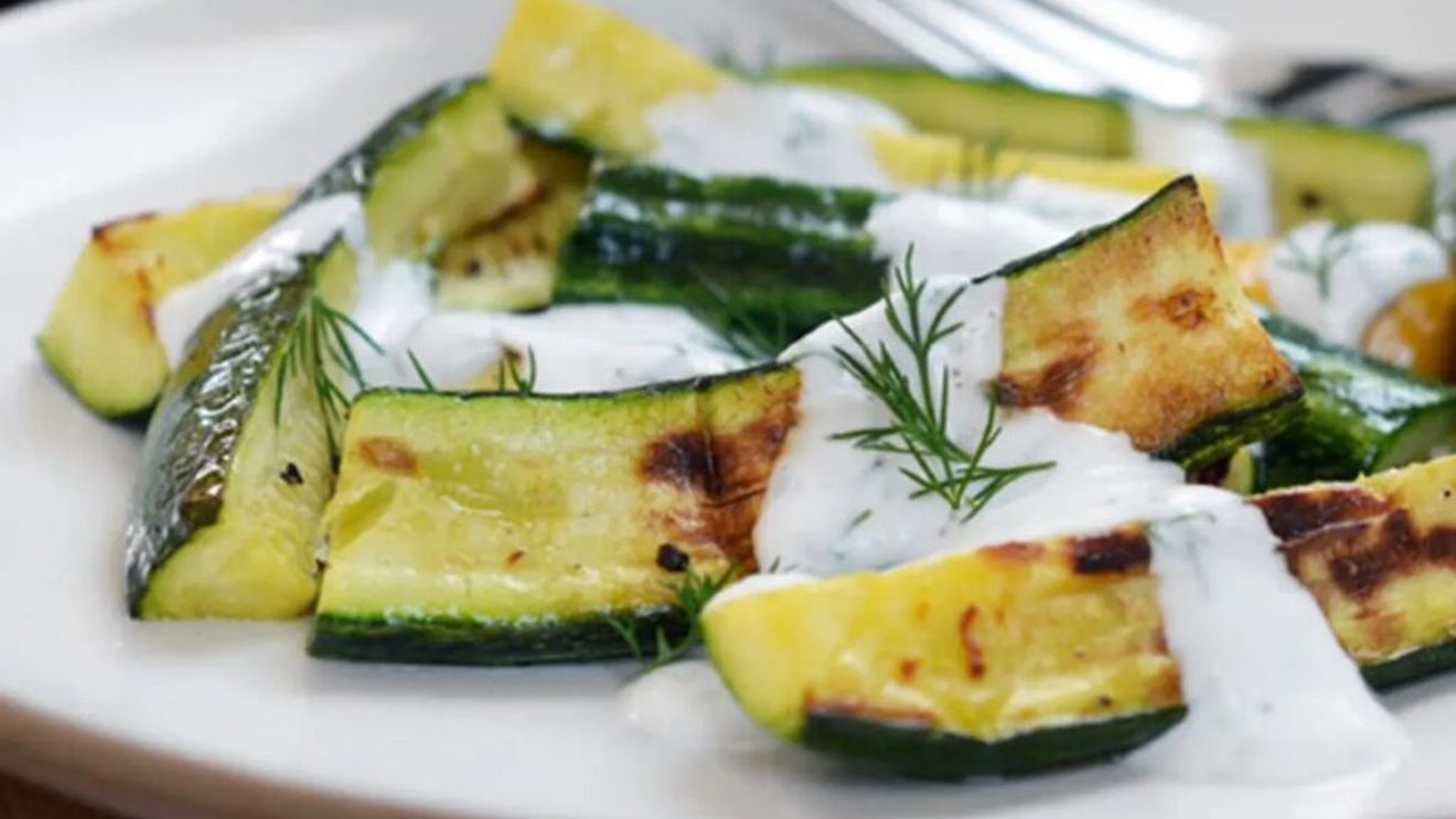Dovlecei prăjiți cu sos de iaurt și mărar/O rețetă ușoară pentru un prânz lejer, de vară