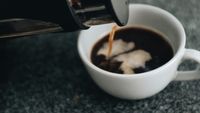 Trucul simplu care poate face cafeaua mai gustoasă, potrivit fizicienilor / Totul ține de modul în care torni apa