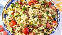 Unde greșești când prepari salata de paste. Chef celebru: „Când pui apa la fiert, nu adăuga niciodată sarea de la început”. Iată de ce
