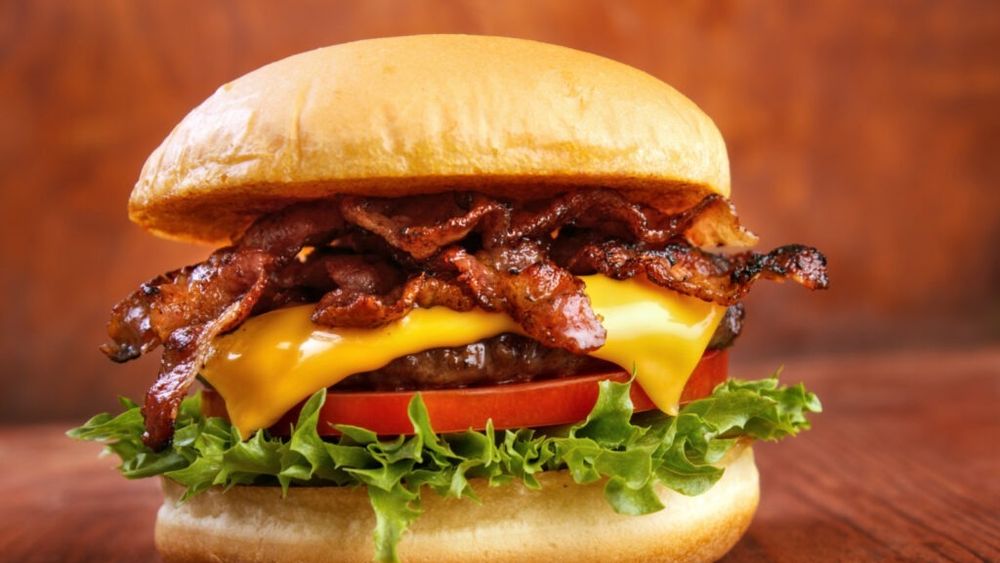 „Trump Burger” sau „Biden Burger”, în meniul unui restaurant din Texas / Cel de-al doilea este doar simbolic, fiind considerat „neapetisant și de trei ori mai scump”