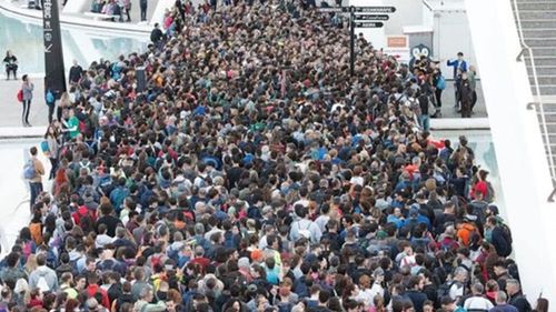 Mii de voluntari s-au strâns în incinta „Oraşului Artelor şi Ştiinţelor” din Valencia pentru a veni în sprijinul persoanelor afectate de inundaţii/Oferă sinistraților haine, alimente, medicamente, provizii şi alte bunuri de primă necesitate