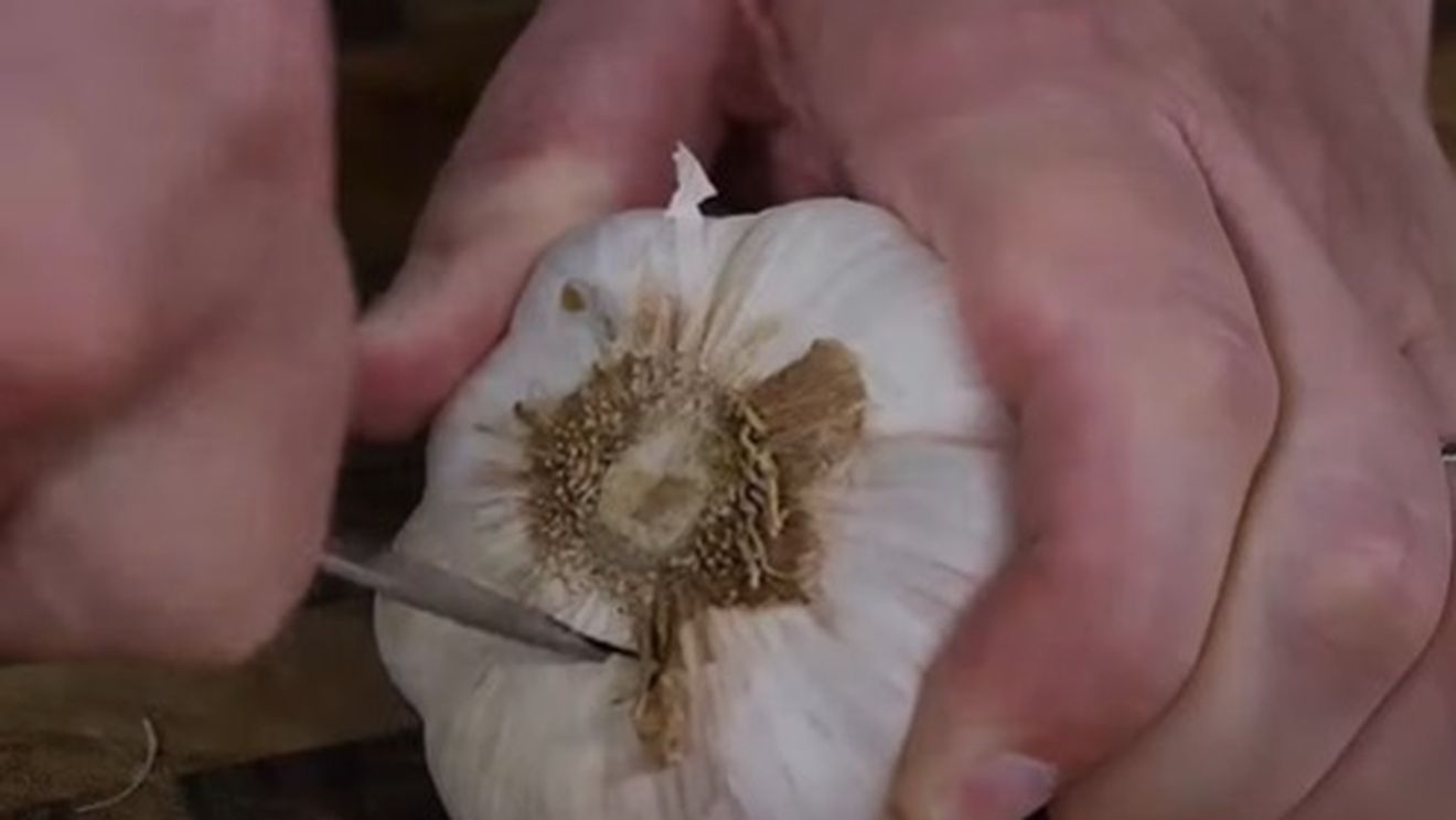 ABC în bucătărie | Cum să cureți rapid usturoiul. Trucurile pe care le poți aplica acasă, pentru a-ți face munca mai ușoară