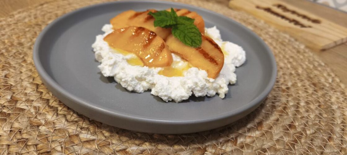 VIDEO FOTO | Desert mediteranean cu ricotta, piersici la grătar și miere. Din doar trei ingrediente și gata în câteva minute