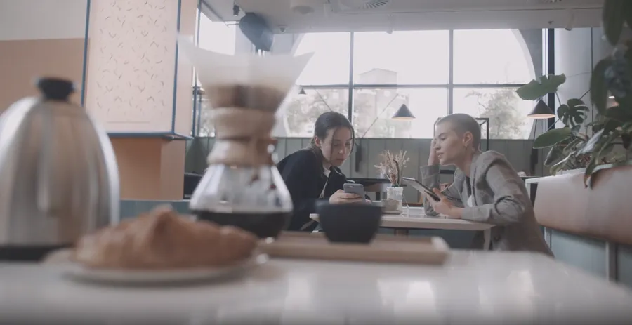 de-ce-tot-mai-multi-oameni-comanda-v60-in-cafenelele-de-specialitate-un-barista-explica-de-ce-cafeaua-filtrata-devine-noul-ritual-urban