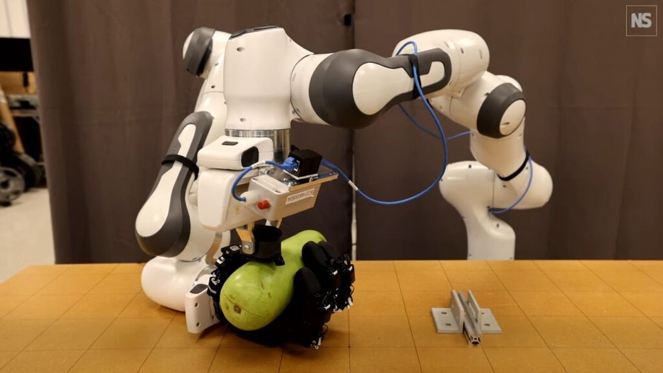 VIDEO Un robot demonstrează o dexteritate asemănătoare celei umane în curățarea legumelor