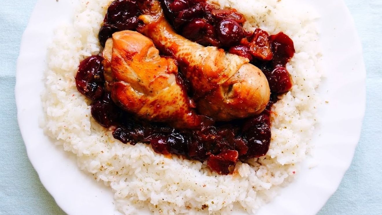 Pui cu cireșe servit cu orez simplu, rapid și cu efect garantat. O rețetă dulce acrișoară pentru vara fierbinte