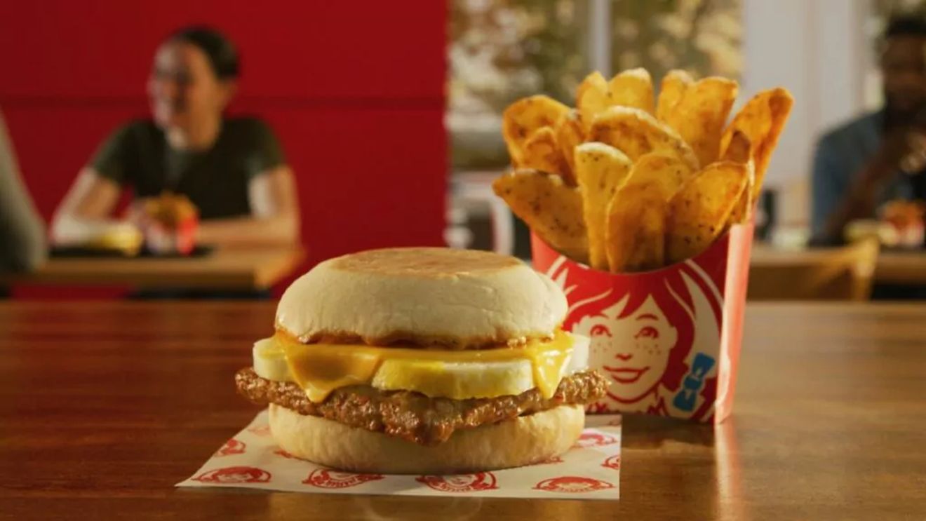 Un celebru lanț de restaurante fast-food a început intrarea în România și face recrutări / Salariu de până la 4.200 de lei pentru șefii de tură