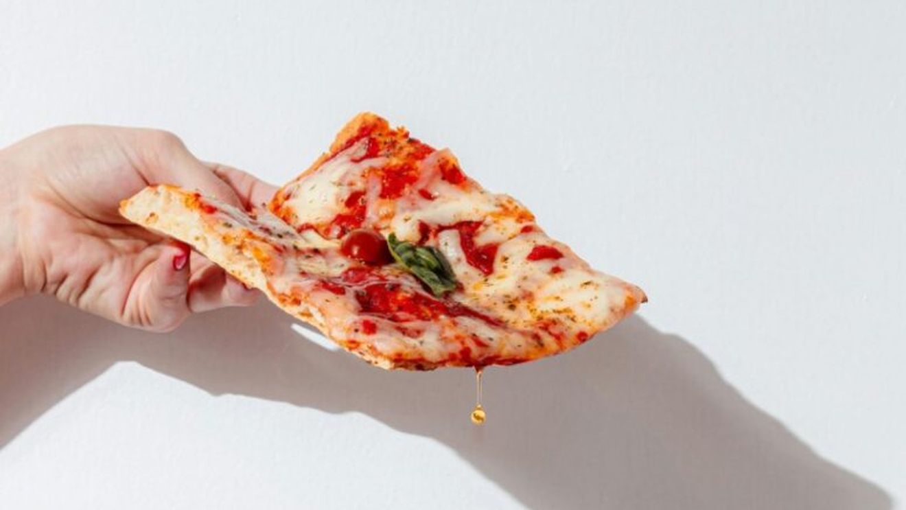 Rețetele Juanitei. Pizza Margherita cu bază din dovlecei și făină de migdale: rețeta sănătoasă pentru un preparat delicios și ușor