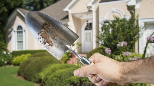 Un bărbat care își căra acasă uneltele de grădinărit, arestat de poliția din Manchester / Britanicul vrea să conteste sancțiunea primită din cauza confuziei că poartă arme albe