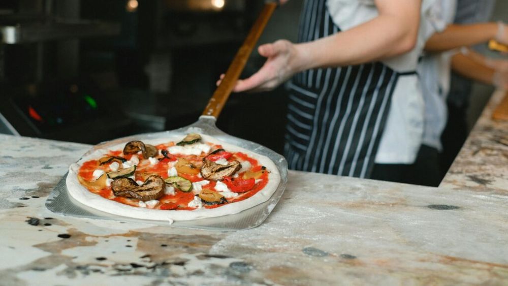 Pizza, AI și dilema: artă sau matematică? De ce crede cel mai important chef italian că AI este binevenită în horeca. Pizzaiolii napoletani nu sunt de acord