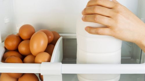 Regula pe care bunica o urmează de 70 de ani pentru un frigider impecabil. Cum își așază mâncarea și de ce lasă alimentele pe masă până termină toată lumea de mâncat