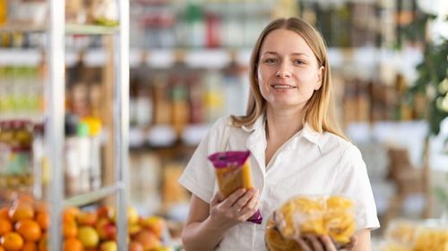 Cum evităm gustările „aparent sănătoase”/ Greșeli frecvente atunci când alegem produsele de pe raft