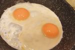 Secretul bunicii ca să prăjești ouăle „curat” și fără să te arzi cu ulei/ Folosește un ingredient pe care îl ai în casă și la care nu te-ai gândit niciodată