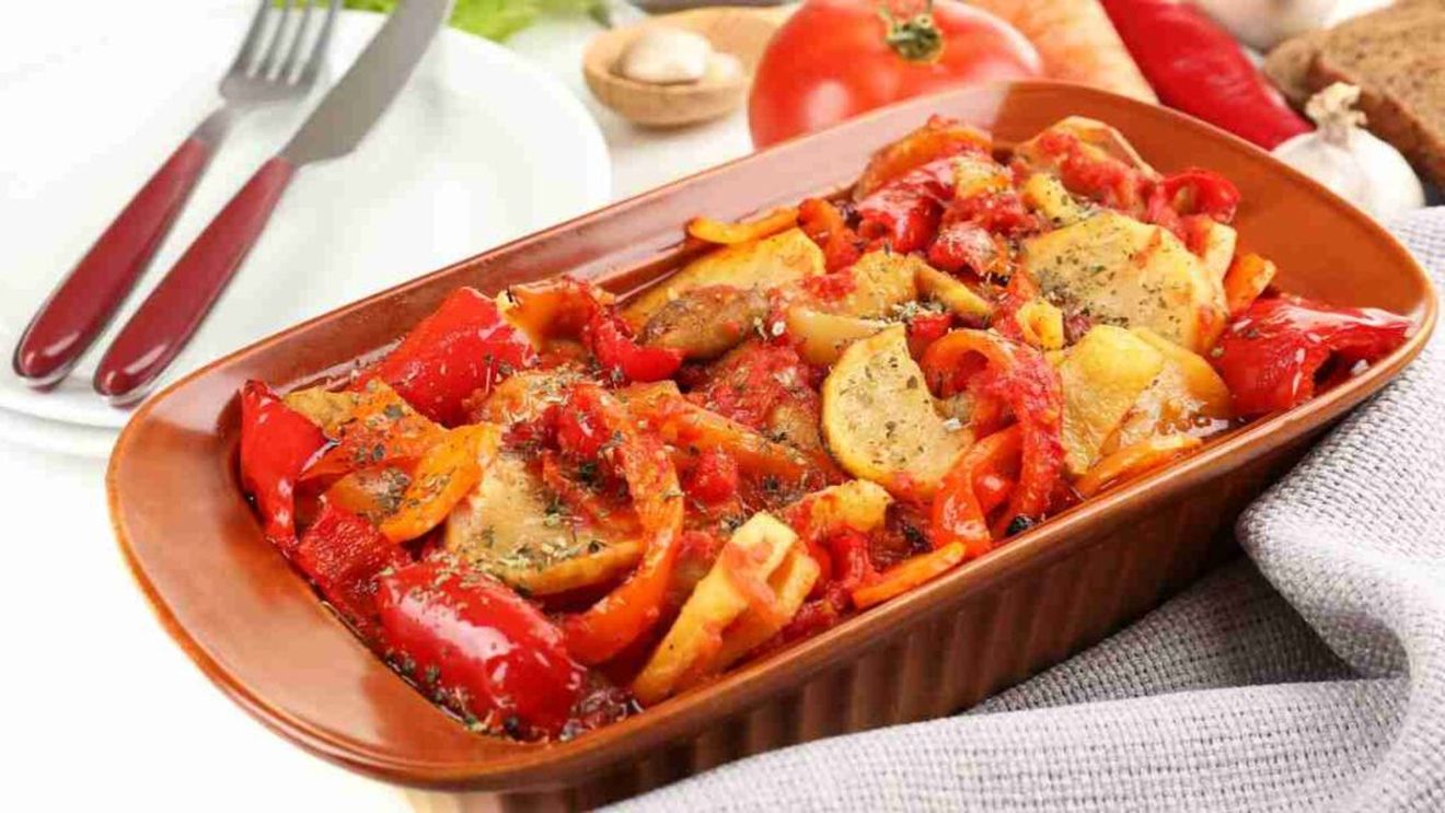 Rețete pentru studenți. Cartofi cu ardei și măsline într-o singură tigaie. Pe post de garnitură sau de mâncare de post