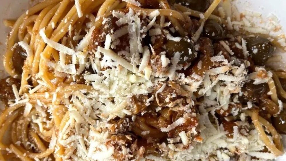 Pastele de vineri seara. Spaghetti alla disgraziata, o versiune de la Napoli, cu sos rapid de ceapă dulce-acrișor, cu sau fără unt