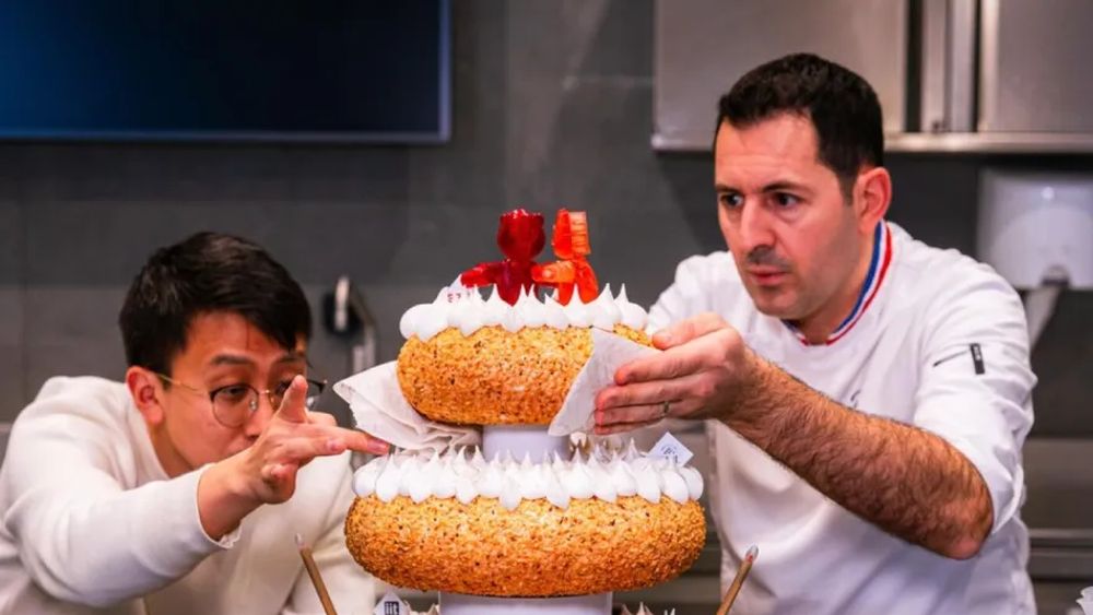 RoboCake: prăjitura-robot care dansează, luminează, are gust de ciocolată și conține vitamine / Creația îmbină gastronomia cu tehnologia robotică sustenabilă și este, în întregime, comestibilă