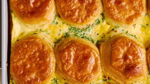 Cea mai simplă rețetă de mic dejun: bacon, ouă și brânză la tavă / Ușor de pregătit și sățioasă, o masă completă și consistentă