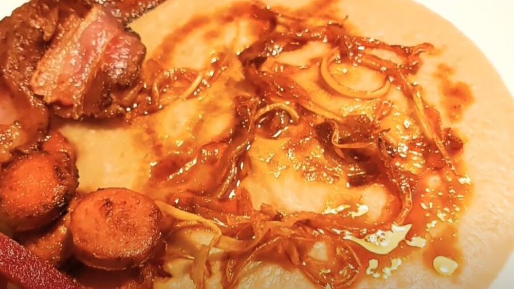 Fasolea bătută sau făcăluită cu care aștepți colindătorii în Ajunul Crăciunului/ Lângă ea punem și ceva cârnați de porc/ Rețetele Juanitei