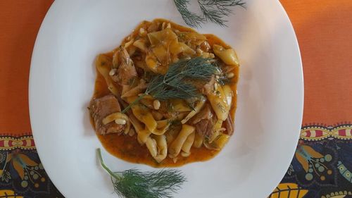 Rețetele bunicii: Fasole verde cu piept de vițel și un iz de vară timpurie