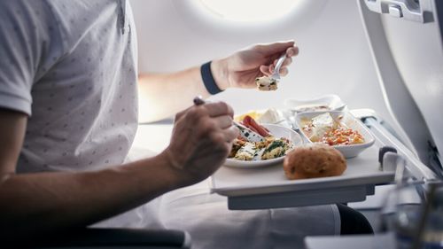 Ce să nu mănânci niciodată în avion. Avertismentul însoțitorilor de bord despre alimentele care îți pot afecta sănătatea în timpul zborului