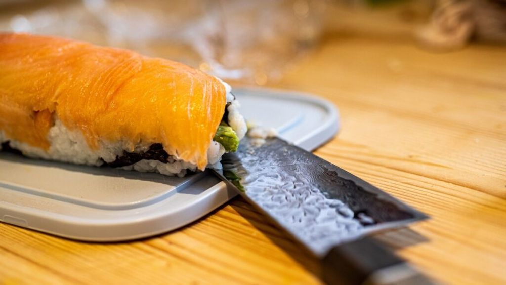 WSJ: Motivul pentru care unii chefi de sushi din Japonia plătesc 20.000 de dolari pentru un cuțit