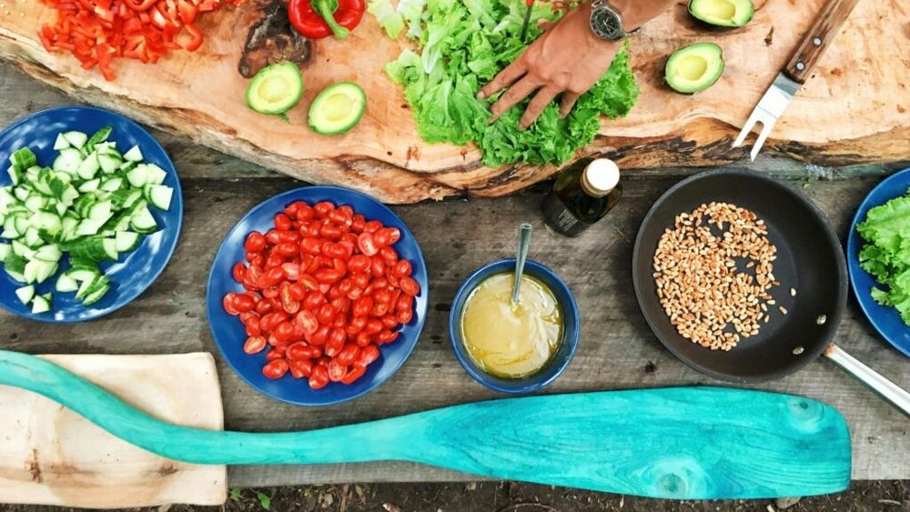 Ce este dieta zonelor albastre/Un cercetător explică ce trebuie să mănânci ca să fii longeviv precum oamenii care trăiesc în aceste regiuni
