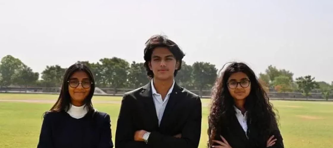 Trei adolescenți din India au inventat un praf biodegradabil care elimină microplasticele din apă fără electricitate. Au câștigat Earth Prize 2026