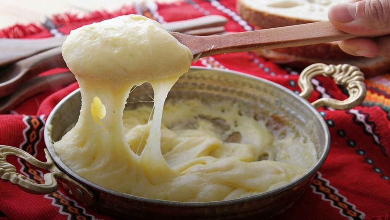 VIDEO | Rețeta tradițională de kuymak (mîhlama), un preparat turcesc ce seamănă cu mămăliga cu brânză, dar în egală măsură cu ciulamaua românească sau raclette franțuzească/ Secretul e brânza care se întinde