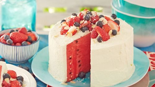 Un apetisant tort de pepene ca să marcăm împreună mâine Watermelon Day. E nevoie doar de frișcă și mici adaosuri și desertul e gata