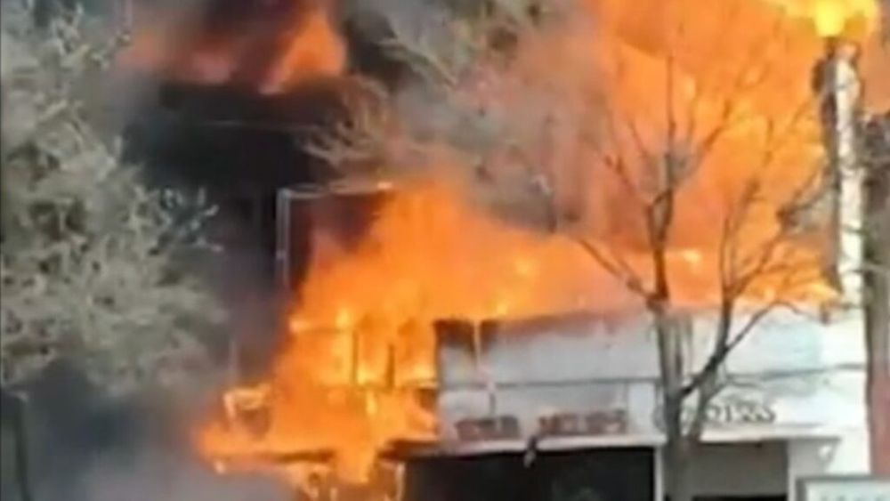 Incendiu la un restaurant din municipiul Galaţi/ Construcţia a fost afectată în proporţie de 80% / Cauza probabilă, o ţigară lăsată nesupravegheată