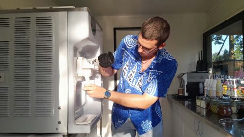 FOTO-VIDEO | Student la două facultăți, antreprenor în weekend. Povestea tânărului care vinde iaurt înghețat dintr-o rulotă, în satul cărășean Văliug: „Am vrut să facem ceva pentru comunitate”