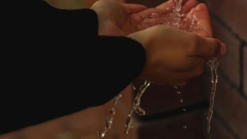 Unul din patru români încă nu are acces la sistemul public de alimentare cu apă şi aproximativ 40% din populaţia ţării nu este racordată la sistemul de canalizare /  2 miliarde de euro pentru ca un milion de români să aibă acces la reţea