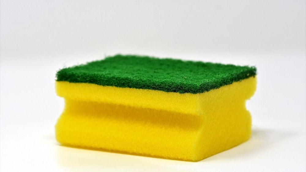 Bureții de spălat vase „conțin miliarde de bacterii”, spune un specialist în boli infecțioase. Cât de des trebuie schimbați?