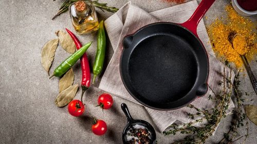 UE intenționează să interzică „substanțele chimice veșnice”, folosite inclusiv la fabricarea tigăilor antiaderente 