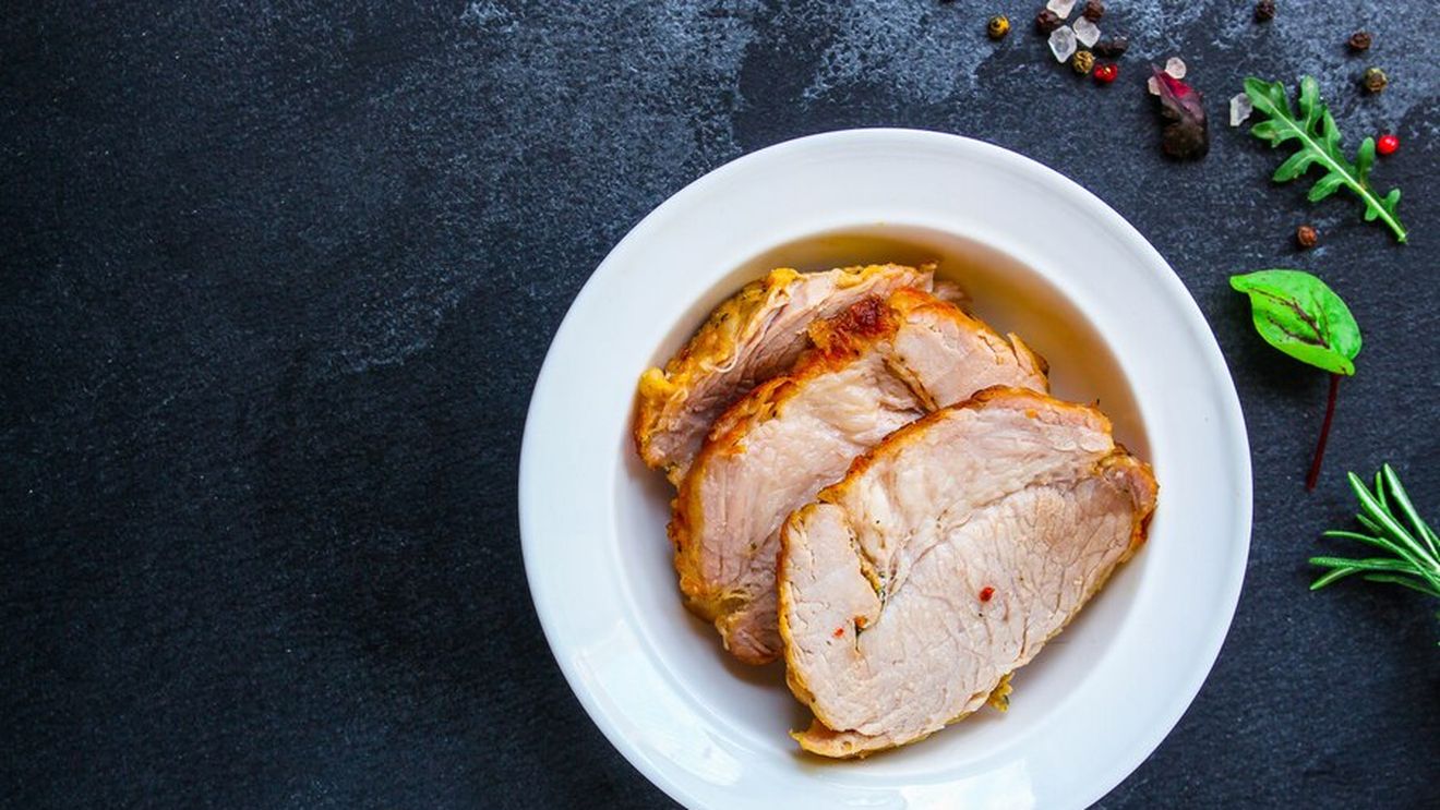 Carne de porc marinată în lapte. O friptură altfel, de sâmbătă seara, gătită în același lapte și servită cu piure de cartofi și salată verde