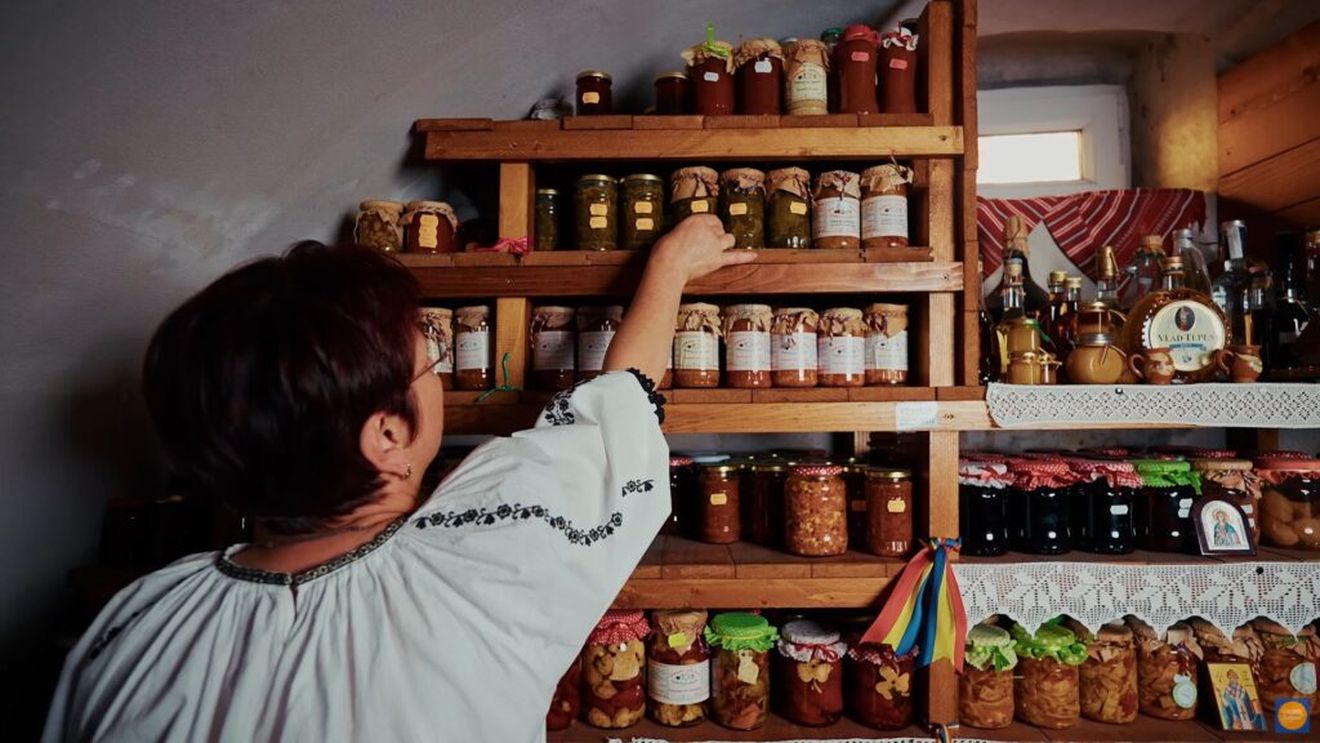 Călătorie printre arome și memorie: Cămara Chivuței și plăcinta miresei aduc Mărginimea Sibiului în prim-planul seriei „Portret gastronomic local”