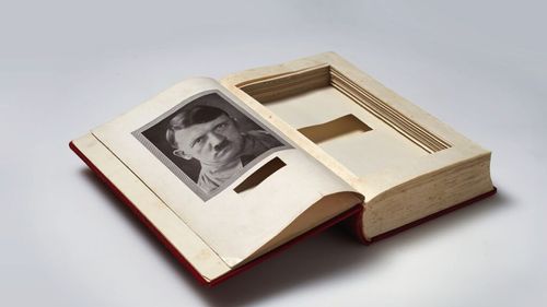 Un grafician transformă „negativul în pozitiv”: Exemplar din „Mein Kampf”, de Adolf Hitler, decupat în Austria pentru o carte de reţete culinare