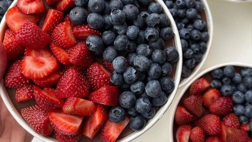 Ionel Burtea își propune să facă sere verticale de căpșuni după modelul olandez și să dezvolte o unitate de procesare a fructelor de pădure / Afacerea cu fructe de pădure a început-o de pe vremea când încă era la facultate