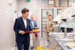 FOTO/Președintele Nicușor Dan a luat masa la popotă/ El a mâncat friptură cu porumb fiert, alături de oficialii și militarii americani