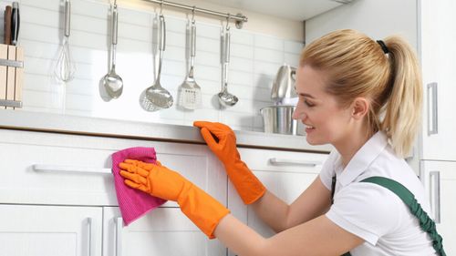 Cinci lucruri din bucătărie pe care ar trebui să cureți cu oțet / Va elimina grăsimile mult mai repede decât orice detergent