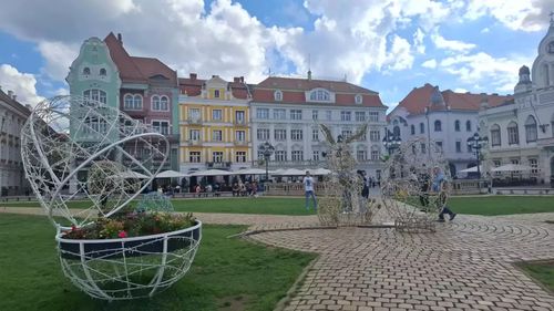 FOTO-REPORTAJ Turul târgurilor de Paște: Vase și fluiere, ii și căsuțe de ceramică, dar și oferte culinare – de la tradiționalele plăcinte la shaorma cu ciolan. Cât te costă să faci cumpărături de sărbători la standurile din Cluj, Timișoara și Arad?