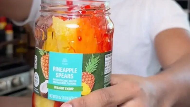 Ananasul înmuiat în Kool-Aid, noua senzație a verii pe TikTok / Desertul colorat care a cucerit milioane de utilizatori