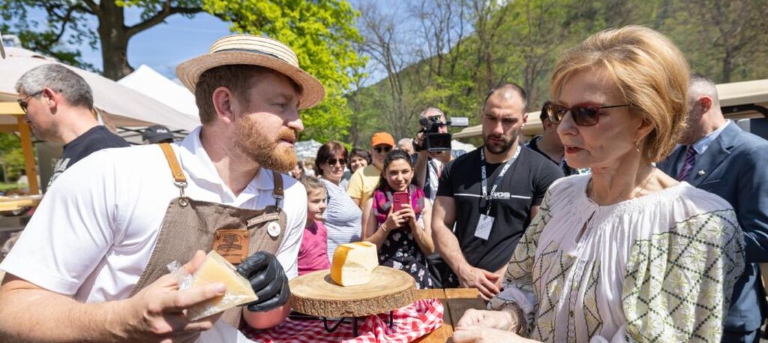 GALERIE FOTO | Miros de pâine caldă și muzică: Festivalul „Suflet de România” și-a deschis porțile la Săvârșin / Majestatea Sa Margareta a căutat brânzeturi pentru spaghete: „Brânză afumată aveți?”