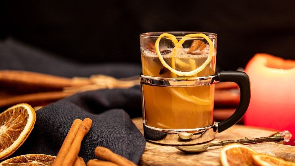 O băutură caldă de toamnă-iarnă, din suc de mere. O rețetă transnațională, de frontieră: italienii îi spun brulé de mere, austriecii îi spun Apfelglühwein